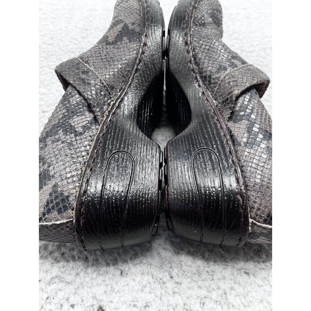 Women's BORN Gray Snakeskin Slip On Comfort Clog Size 8.5 - Picture 6 of 10